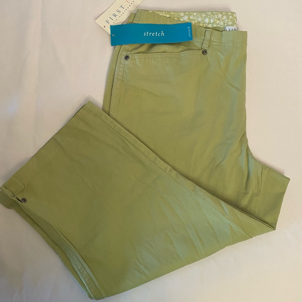NWT First Issue a Liz Claiborne company women’s size 12 Capri pants